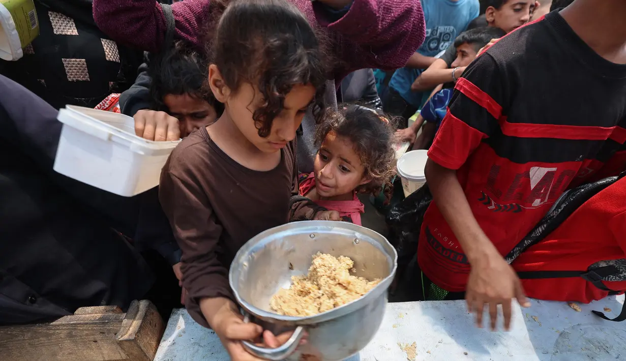 Namun, dua hari setelah Israel mengizinkan bantuan masuk ke Jalur Gaza, berbagai pasokan kebutuhan pokok itu masih belum diterima warga Palestina di Gaza. (Eyad BABA/AFP)