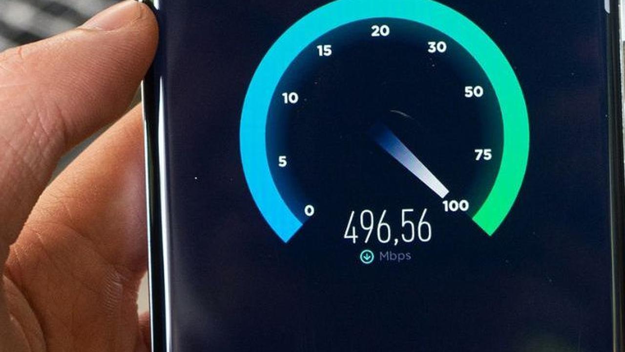 Sementara itu, provinsi Jawa Barat memiliki jumlah pengguna internet tertinggi, dengan 42,217,545 penduduk terkoneksi dengan internet.<br>