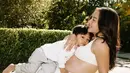 Nikita Willy bergaya penuh keibuan dengan sport bra dan celana training yang nyaman. Dengan baby bump-nya, ia tak ragu memeluk Issa yang bersandar di dadanya [@nikitawillyofficial94]