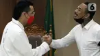 dr Tirta Mandira Hudhi (kiri) bersalaman usai menjadi saksi dalam persidangan lanjutan dugaan pengancaman dengan terdakwa I Gede Aryastina alias Jerinx SID di Pengadilan Negeri Jakarta Pusat, Rabu (9/2/2022). dr Tirta menjadi saksi yang meringankan terdakwa. (Liputan6.com/Helmi Fithriansyah)