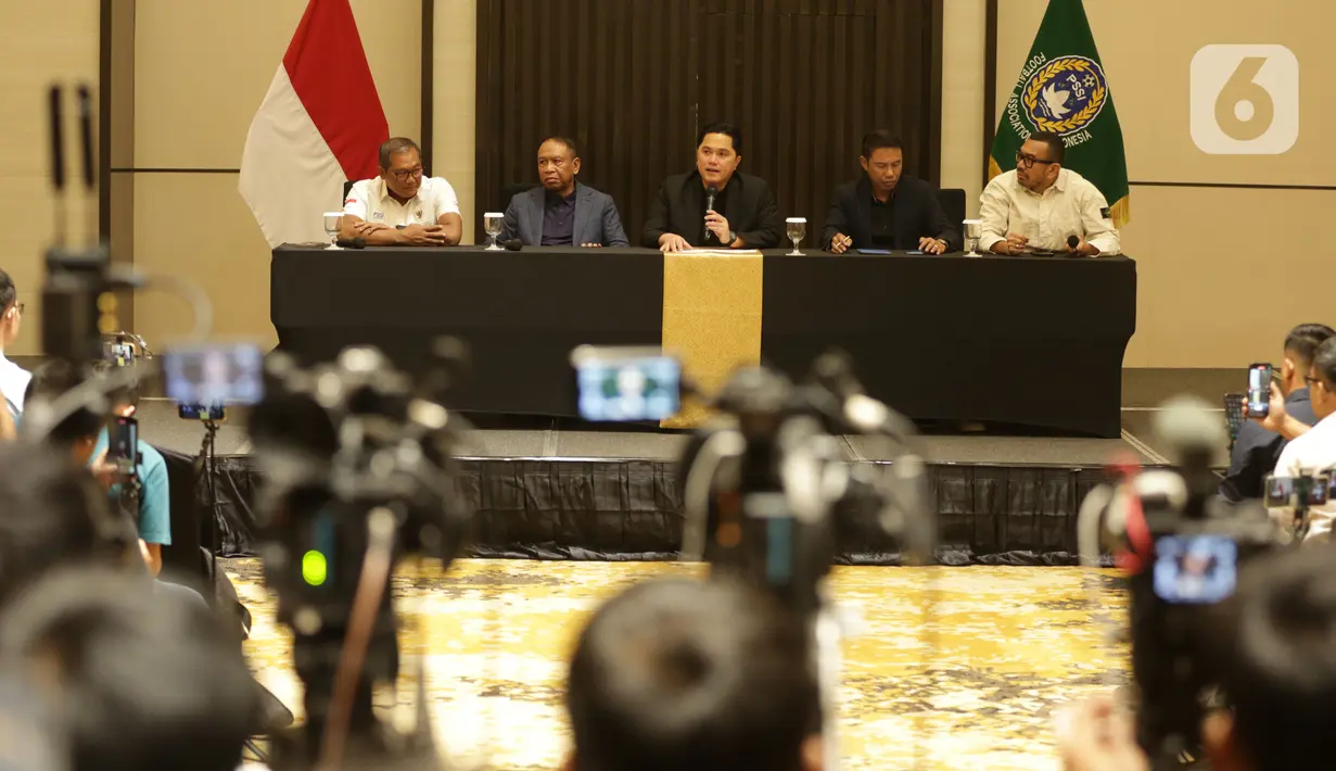 Kepada wartawan, Erick Thohir mengatakan bahwa penghentian kerja sama dengan pelatih timnas Indonesia, Shin Tae-yong sudah muncul sebelum babak kualifikasi Piala Dunia 2026 Zona Asia saat Indonesia kalah melawan China. (Liputan6.com/Helmi Fithriansyah)