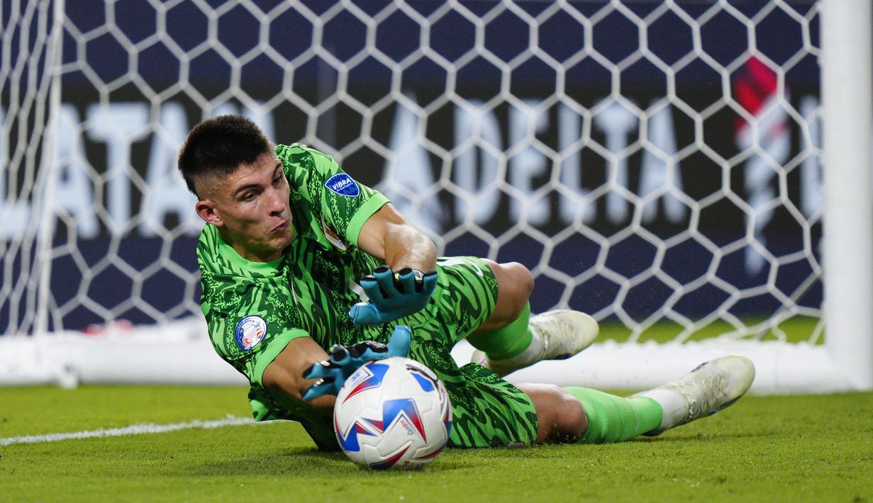 Kiper Timnas Uruguay, Sergio Rochet berhasil menggagalkan eksekusi penalti gelandang Timnas Kanada, Ismael Kone pada babak adu penalti perebutan tempat ketiga Copa America 2024 di Bank of America Stadium, Charlotte, Amerika Serikat, Minggu (14/7/2024) pagi WIB. (AP Photo/Jacob Kupferman)