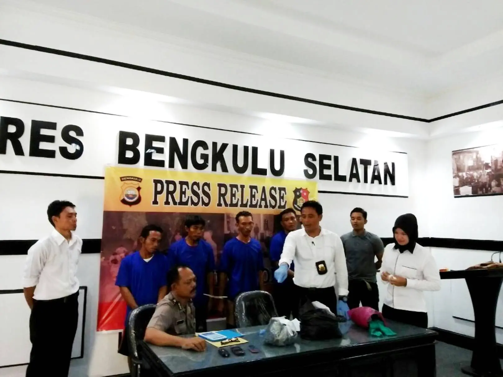 Aparat Kepolisian Resort Bengkulu Selatan mengamankan 4 orang pelaku pemerkosaan dan penganiayaan di kawasan sirkuit Padang Panjang Kecamatan Kota Manna (Liputan6.com/Yuliardi Hardjo)