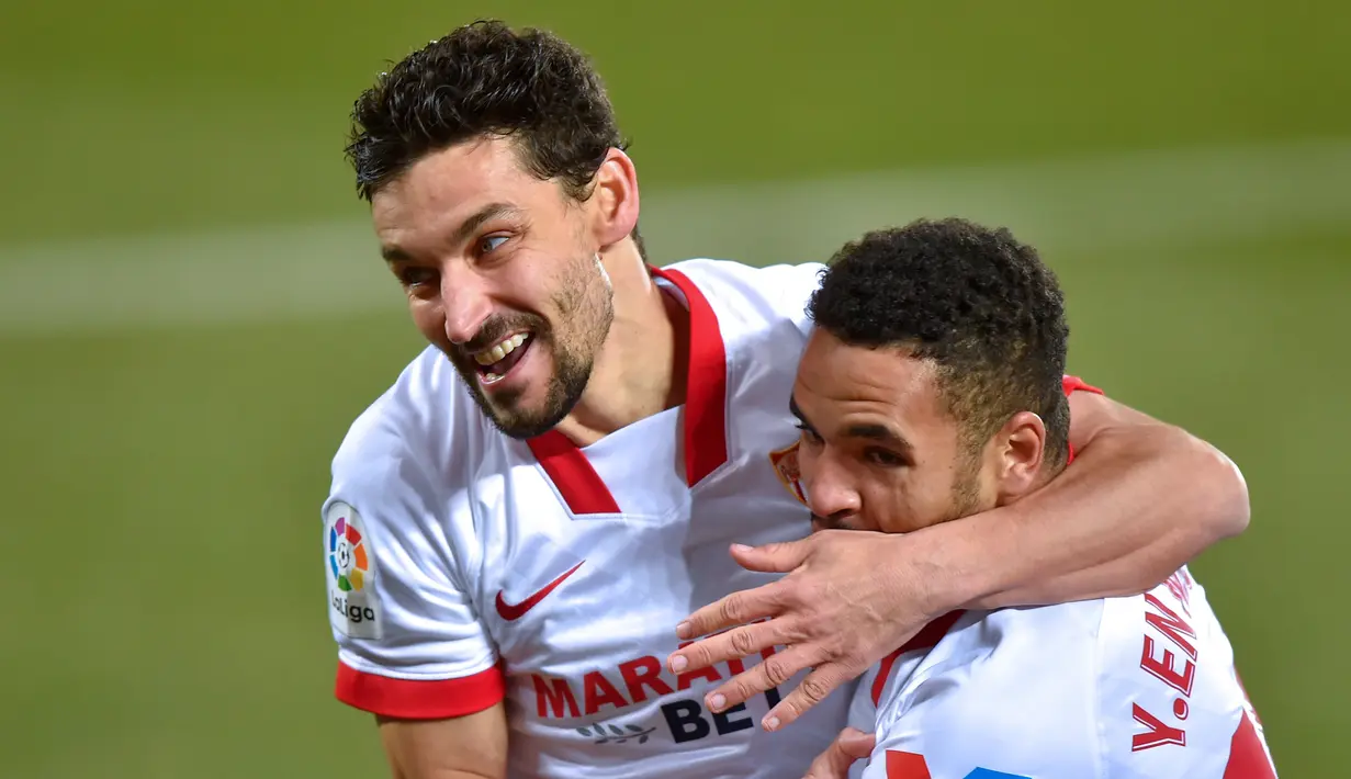 Penyerang Sevilla, Youssef En-Nesyri, merayakan gol yang dicetak ke gawang Alaves pada laga lanjutan Liga Spanyol di Stadion Mendizorrotza, Rabu (20/1/2021) dini hari WIB. Sevilla menang 2-1 atas Alaves. (AFP/Ander Gillenea)