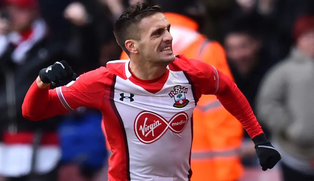 Pemain Southampton, Dusan Tadic membuka keunggulan timnya lewat satu gol ke gawang Everton pada lanjutan Premier League di St Mary's Stadium, Southampton, (26/11/2017). (AFP/Glyn Kirk)