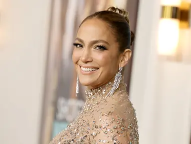 Jennifer Lopez tersenyum saat menghadiri pemutaran perdana film "Shotgun Wedding" di Los Angeles di TCL Chinese Theater di Hollywood, California (18/1/2023). Jennifer Lopez membawa pesona A-list yang serius di acara pemutaran film itu. (Emma McIntyre/Getty Images/AFP)