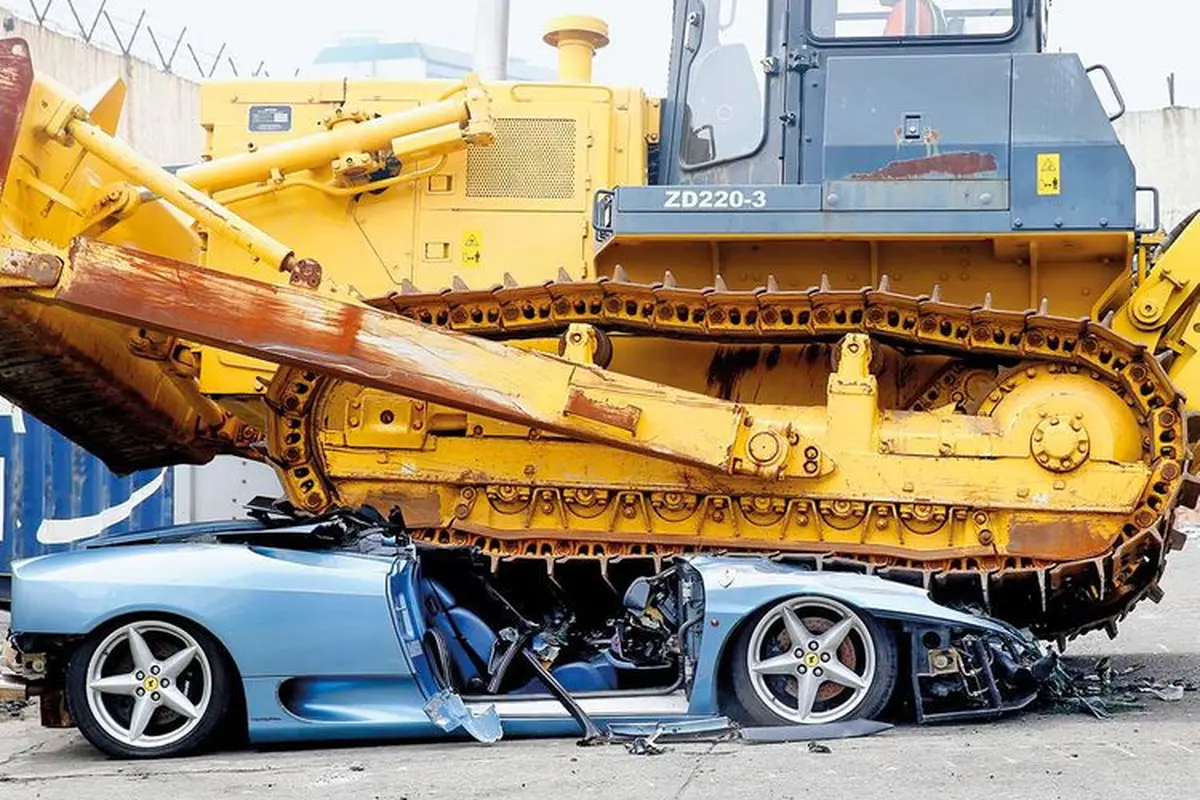 Mobil Ferrari 360 Spider digilas buldoser di Filipina. (AP)