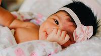 Ilustrasi bayi perempuan. (Photo by Omar Lopez on Unsplash)