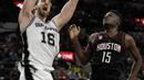 Pebasket San Antonio Spurs, Pau Gasol, memasukan bola saat melawan Houston Rockets pada laga semifinal wilayah barat NBA di AT&T Center, San Antonio, Rabu (3/5/2017). Spurs menang 121-96 atas Rockets. (AP/Eric Gay)