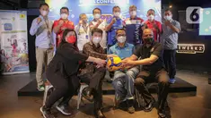 Foto bersama usai konferensi pers Proliga 2022 di Jakarta, Selasa (21/12/2021). Setelah ditiadakan pada 2021 akibat pandemi, kompetisi Proliga akan kembali bergulir. Rencananya ajang bola voli bergengsi Indonesia itu akan berlangsung pada 7 Januari hingga 22 Maret 2022. (Liputan6.com/Faizal Fanani)