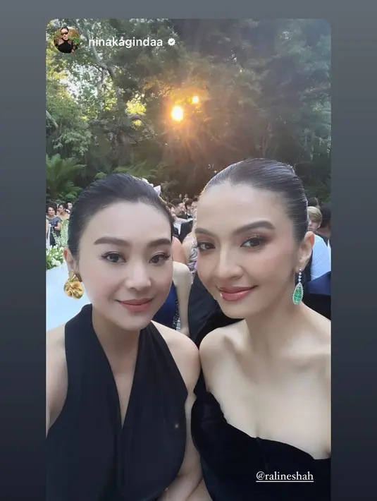 Rambutnya ditata dengan gaya sleek updo dengan riasan soft glam look yang fresh [@ralineshah]