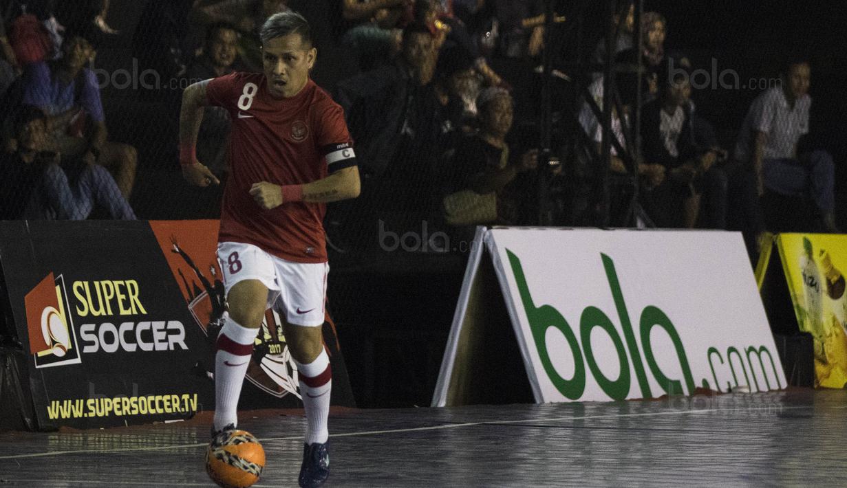 Pemain futsal Indonesia, Vennard Hutabarat, meramaikan grand final Super Soccer Futsal Battle 2017 di Bintaro Jaya ExChange, Tangerang, Sabtu (21/10/2017). Timnas futsal Piala AFF 2010 tampil melawan All Star. (Bola.com/Vitalis Yogi Trisna)