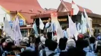 Sedikitnya 500 mahasiswa yang tergabung dalam Badan Eksekutif Mahasiswa Universitas Riau (BEM UNRI) berunjuk rasa ke Markas Polda Riau.