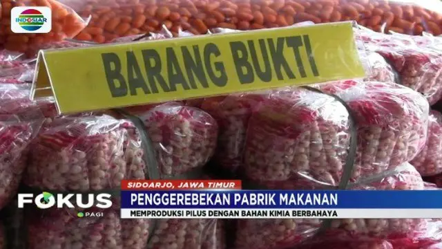 Tim Satgas Pangan Polda Jawa Timur menggerebek pabrik makanan ringan mengandung zat berbahaya beromzet Rp 300 juta per bulan di Sidoarjo.