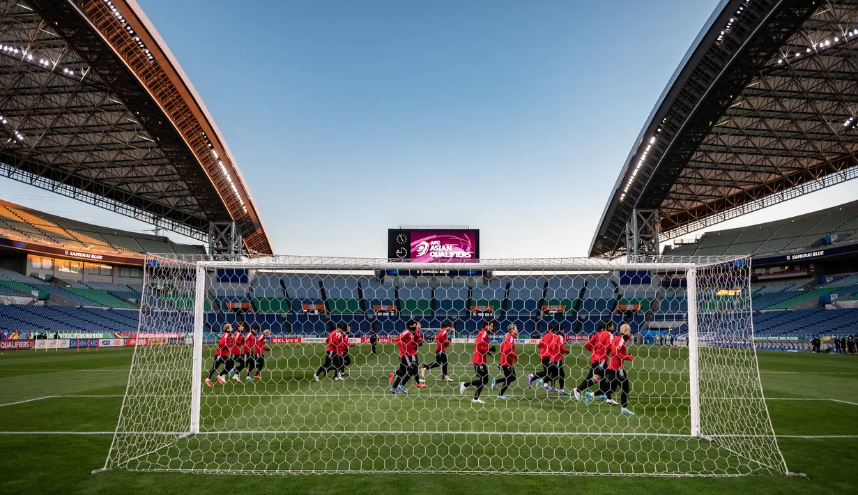 Para pemain Jepang mengambil bagian dalam sesi latihan di Stadion Saitama di Saitama (31/1/2022). Jepang akan bertanding melawan Arab Saudi Grup B putaran 3 Kualifikasi Piala Dunia 2022 Zona AFC. (AFP/Philip Fong)