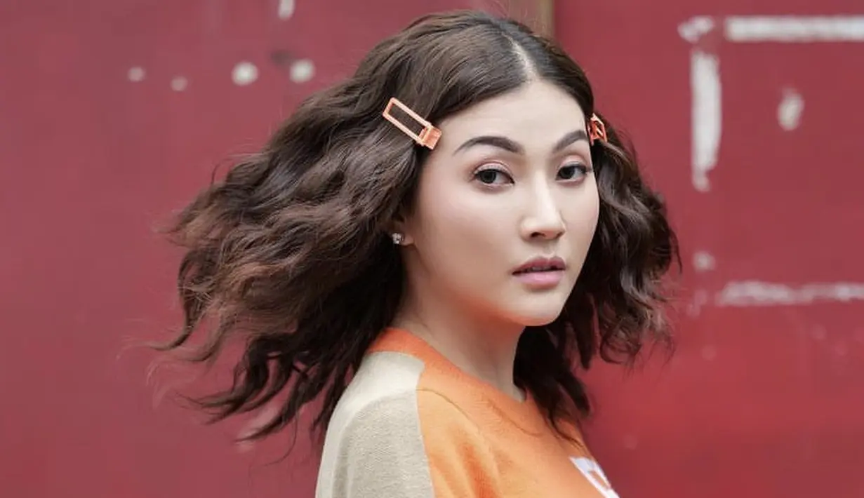 <p>Sarwendah menunjukan tampilan dengan gaya rambut bergelombang long bobnya. Rambut kecokelatannya pun dihiasi hair clip di kedua sisi rambutnya. @sarwendah29</p>