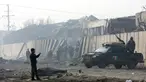Pasukan keamanan Afghanistan berada di lokasi sehari setelah serangan di Kabul, Afghanistan (15/1). Menurut pejabat setempat, seorang pembom bunuh diri Taliban meledakkan kendaraan bermuatan bahan peledak pada Senin malam. (AP Photo/Rahmat Gul)