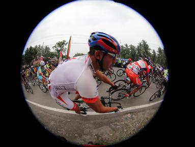 Pebalap sepeda berlomba dalam Etape 2 Tour de Singkarak 2015 dari Padang Pariaman menuju Solok, Sumatra Barat, Minggu (4/10/2015). (Bola.com/Arief Bagus)