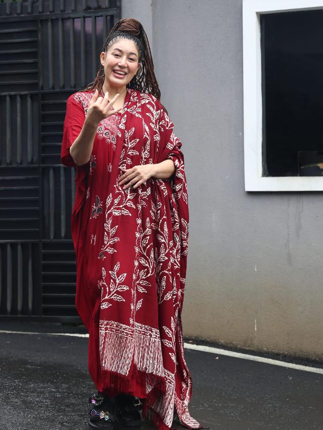 Sania saat mencoblos di kawasan Ragunan, Jakarta.