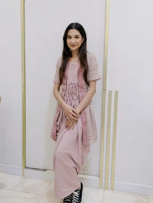 Menampilkan pesona gaya yang unik. Paduan semi kebaya dan sneakers hadirkan efek gaya yang sempurna.  [Foto: Instagram/ Mikha Tambayong]