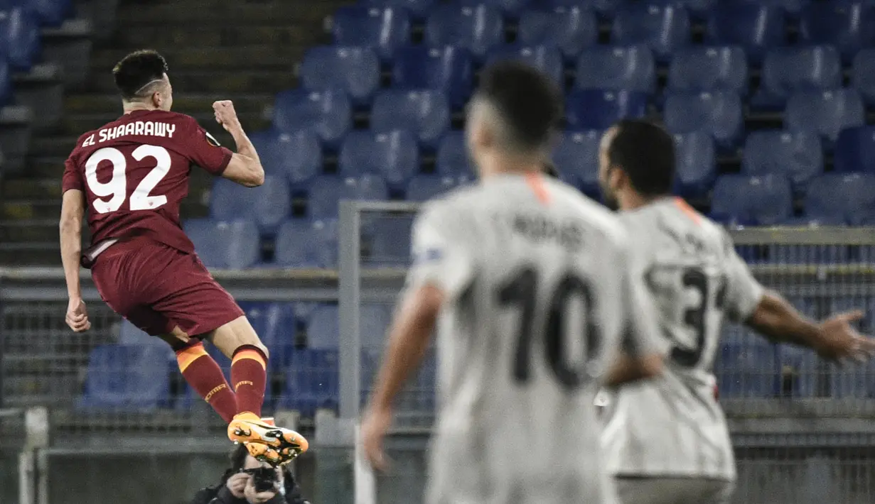 Striker AS Roma, Stephan El Shaarawy (kiri) melakukan selebrasi usai mencetak gol kedua timnya ke gawang Shakhtar Donetsk dalam laga leg pertama babak 16 besar Liga Europa 2020/2021 di Olimpico Stadium, Kamis (11/3/2021). AS Roma menang 3-0 atas Shakhtar Donetsk. (AFP/Filippo Monteforte)