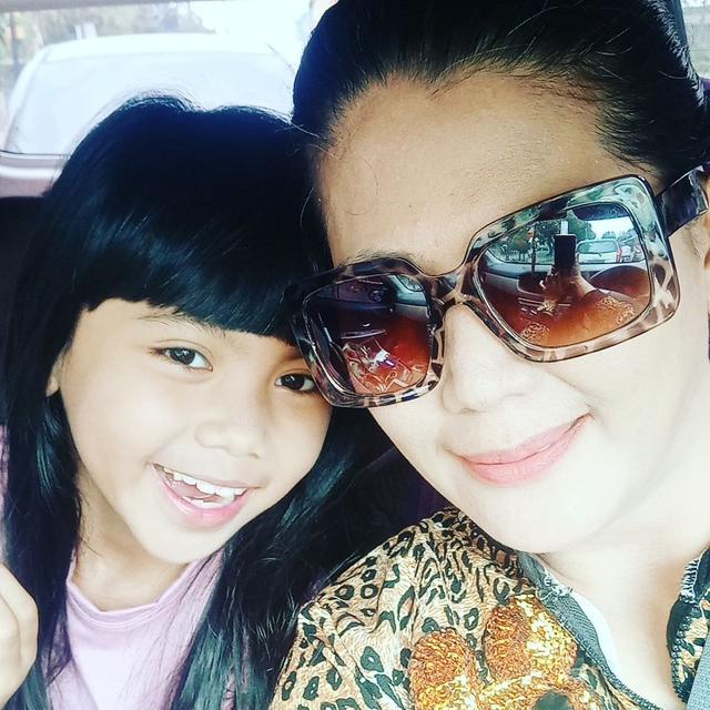 Kerap Berperan Antagonis, Ini 6 Potret Kebersamaan Helsi Herlinda dan Anak