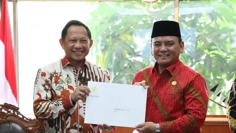 Penjabat (Pj) Gubernur Sulawesi Tenggara (Sultra), Andap Budhi Revianto (kanan) dan Mendagri Tito Karnavian (Istimewa)