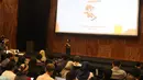 Pemimpin Redaksi Liputan6.com Irna Gustiawati memberikan hadiah secara simbolis kepada pemenang dalam kegiatan fun gathering pegiat cek fakta Jakarta, di SCTV Tower, Jakarta, Kamis (27/2). (Liputan6.com/Angga Yuniar)