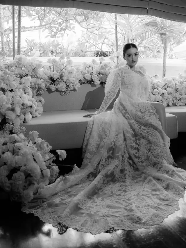 Berani dan Memikat, Ranty Maria Tampil dalam Lace Bridal Robe Jelang Menikah dengan Rayn Wijaya