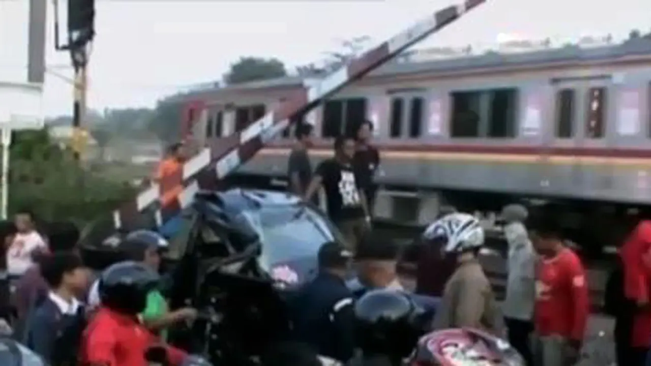 Segmen 1: Mobl Tertabrak Kereta hingga Video kekerasan Siswi SMP