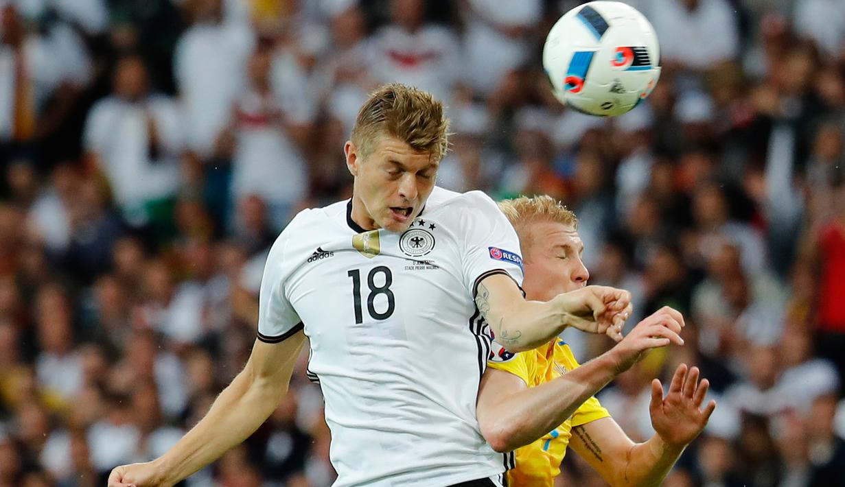 Gelandang Jerman, Toni Kroos (kiri) berebut bola udara dengan gelandang Viktor Kovalenko di kualifkasi grup C Piala Eropa 2016 di Stadion Stade Pierre-Mauroy, Perancis, (12/6). Jerman menang atas Ukraina dengan skor 2-0. (REUTERS/Pascal Rossignol) 