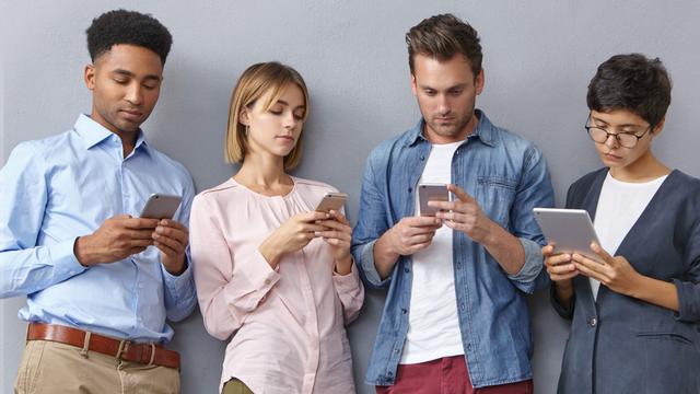 Ilustrasi media sosial, main HP