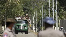 Para narapidana yang akan segera dibebaskan berada di atas truk saat pemberian amnesti yang menandai peringatan 74 tahun Hari Persatuan Myanmar di penjara Insein di Yangon, Myanmar (12/2/2021). Amnesti biasa dilakukan pada tanggal-tanggal penting dan Jumat hari libur umum di Myanmar. (AP Photo)