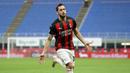 Gelandang AC Milan, Hakan Calhanoglu melakukan selebrasi usai mencetak gol timnya ke gawang Sassuolo dalam laga lanjutan Liga Italia 2020/2021 pekan ke-32 di San Siro Stadium, Milan, Rabu (21/4/2021). AC Milan kalah 1-2 dari Sassuolo. (AP/Antonio Calanni)