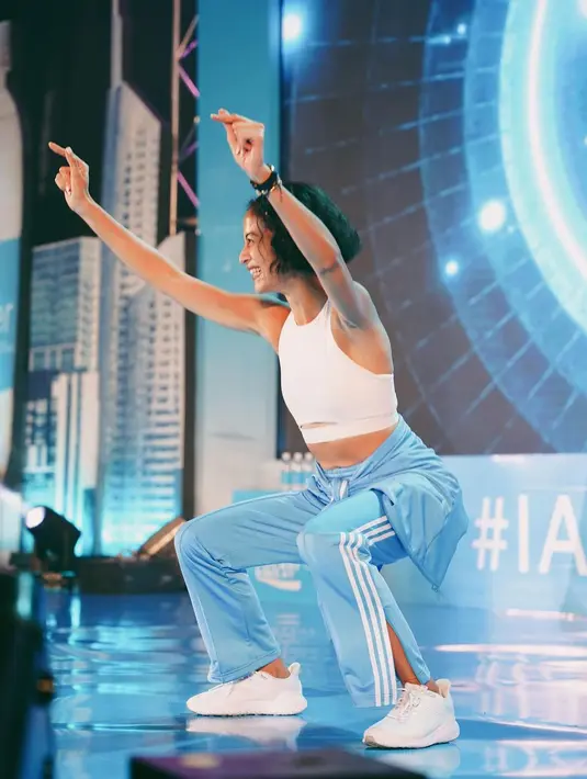 <p>Lihat aktifnya Putri Marino dalam outfit olahraga yang cerah. Crop top putih dipadunya dengan jogger pants biru cerah yang senada dengan jaket yang diikatnya di pinggang. Mana gaya seleb favoritmu saat olahraga, Sahabat FIMELA?</p>