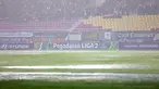 Air hujan menggenangi lapangan pertandingan dalam laga final Pegadaian Liga 2 2024/2025 antara Bhayangkara FC melawan PSIM Yogyakarta di Stadion Manahan, Solo, Jawa Tengah, Rabu (26/02/2025). (Bola.com/Abdul Aziz)