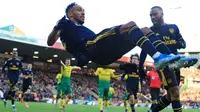 Penyerang Arsenal, Pierre-Emerick Aubameyang, merayakan gol ke gawang Norwich City pada laga pekan ke-14 Premier League, di Carrow Road, Minggu (2/12/2019). (AFP/Lindsey Parnaby)