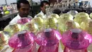 Suasana saat petugas menggerebek pabrik pembuatan parfum palsu berbagai merek di kawasan Tamansari, Jakarta Barat, Rabu (7/2). Menurut uji BPOM, parfum palsu tersebut berbahaya karena bisa mengakibatkan penyakit kulit. (Liputan6.com/Immanuel Antonius)
