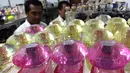 Suasana saat petugas menggerebek pabrik pembuatan parfum palsu berbagai merek di kawasan Tamansari, Jakarta Barat, Rabu (7/2). Menurut uji BPOM, parfum palsu tersebut berbahaya karena bisa mengakibatkan penyakit kulit. (Liputan6.com/Immanuel Antonius)
