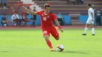 Pemain Timnas Indonesia U-23, Egy Maulana Vikri menendang bola&nbsp;saat laga lanjutan Grup A SEA Games 2021 antara Timnas Filipina melawan Timnas Indonesia di Stadion Viet Tri, Phu Tho, Vietnam, Jumat (13/05/2022). (Bola.com/Ikhwan Yanuar)