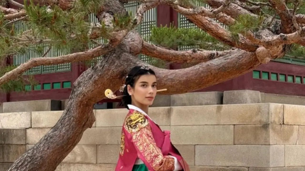 Potret Sabrina Chairunnisa Pakai Hanbok Korea