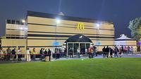 Sebuah restoran cepat saji yang berada di sekitar Stadion Al Bayt, Qatar, lokasi pembukaan Piala Dunia 2022. (Bola.com/Ade Yusuf Satria)