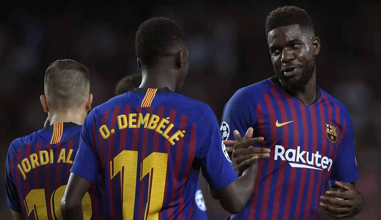 Pada bursa transfer musim panas 2016, Barcelona membeli pemain berkebangsaan Prancis, Samuel Umtiti (kanan) dari Olympique Lyon seharga 25 juta Euro. Sayangya, ia belum banyak memebrikan kontribusi bagi Blaugrana karena sering menjadi penghangat bangku cadangan. (AFP/Lluis Gene)