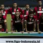 Kapten Persipura, Boaz Solossa, mengajak sang putri foto bersama tim sebelum melawan Bhayangkara FC pada laga Liga 1 Indonesia di Stadion Patriot, Bekasi, Sabtu (9/9/2017). Bhayangkara FC menang 2-1 atas Persipura. (Bola.com/Vitalis Yogi Trisna)