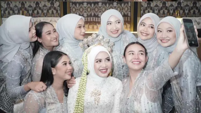 Model Kebaya Brokat Simpel Amanda Manopo saat Jadi Bridesmaid