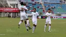 Pemain Timnas Indonesia U-19, merayakan gol yang dicetak oleh Rafli Mursalim ke gawang Myanmar pada laga Piala AFF U-18 di Stadion Thuwunna, Minggu (17/9/2017). Indonesia menang 7-1 atas Myanmar. (Liputan6.com/Yoppy Renato)