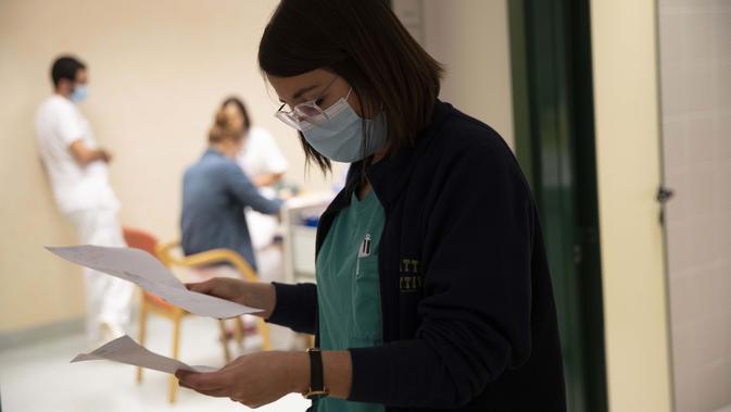 Elisabetta Teti memeriksa catatannya di bagian penyakit menular Rumah Sakit Poliklinik Tor Vergata, di Roma, 7 November 2020. Dia juga mengawasi kasus COVID-19 yang mengalir tanpa henti ke ruang gawat darurat, total sekitar 70 orang dengan virus corona yang mematikan. (AP Photo/Alessandra Tarantino)