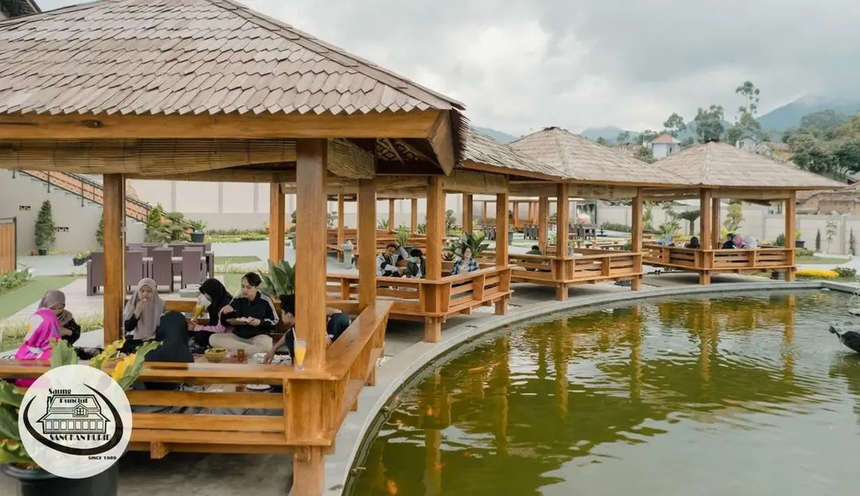 Rumah makan ini terbilang luas dan asri untuk berkumpul besama keluarga. [Instagram @rm.sangkanhurip]
