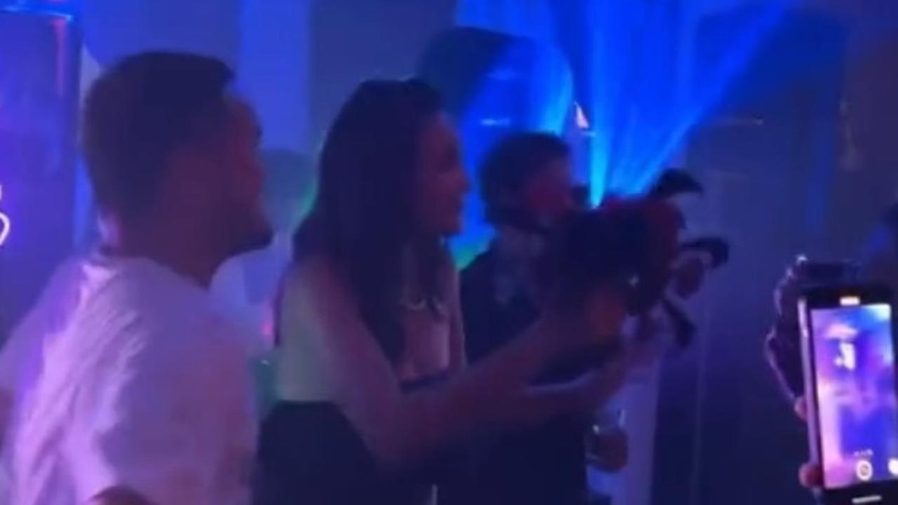Luna Maya Dapat Flower Bucket