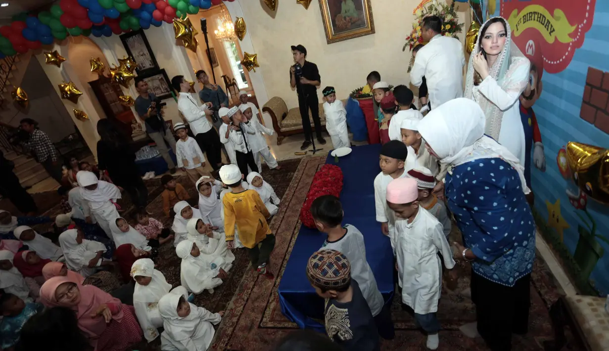 "Karena baru 1 tahun, ngundang orang-orang untuk didoakan. Enggak muluk-muluk, mudah-mudahan Mainaka bisa membanggakan orangtuanya," ucap Nia Ramadhani. (Nurwahyunan/Bintang.com)